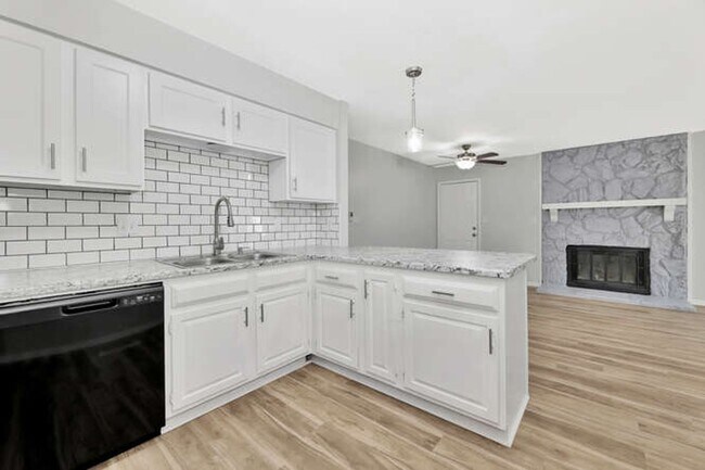 Building Photo - 2025-2027 N. Rosewood Ct.