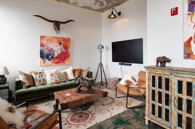 Building Photo - Enjoy the excitement of living in the heart of downtown Knoxville with this FURNISHED loft at $27...