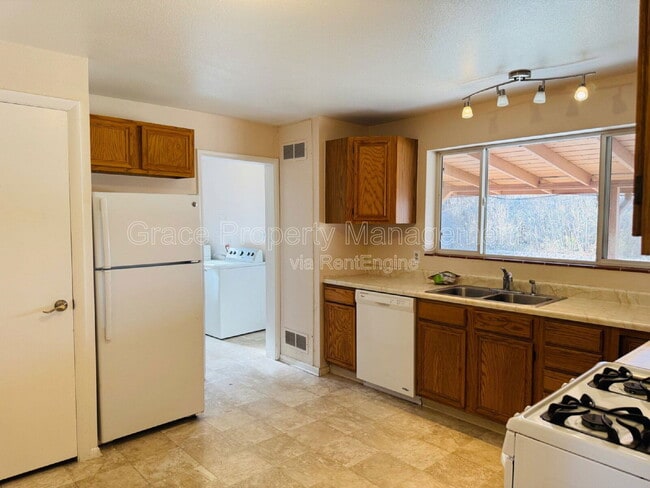 Building Photo - 411 S Simms St