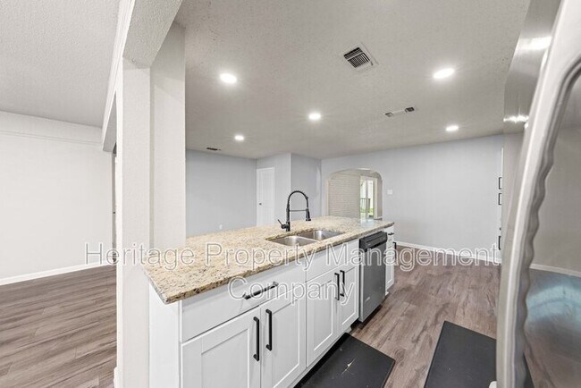 Building Photo - 4402 Seabreeze Dr