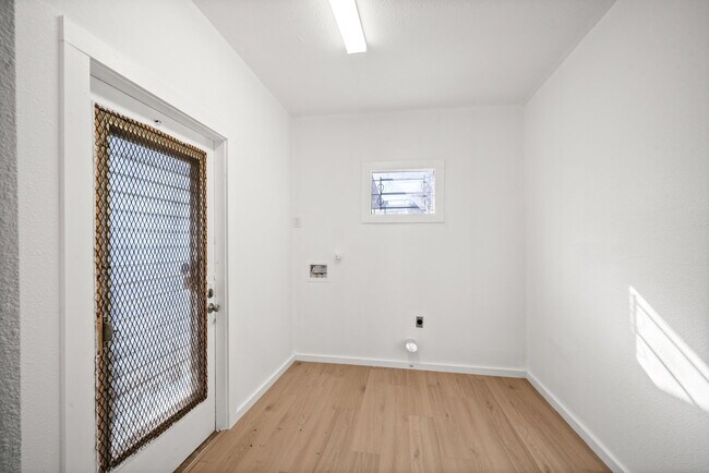 Building Photo - 1814 Pasadena St
