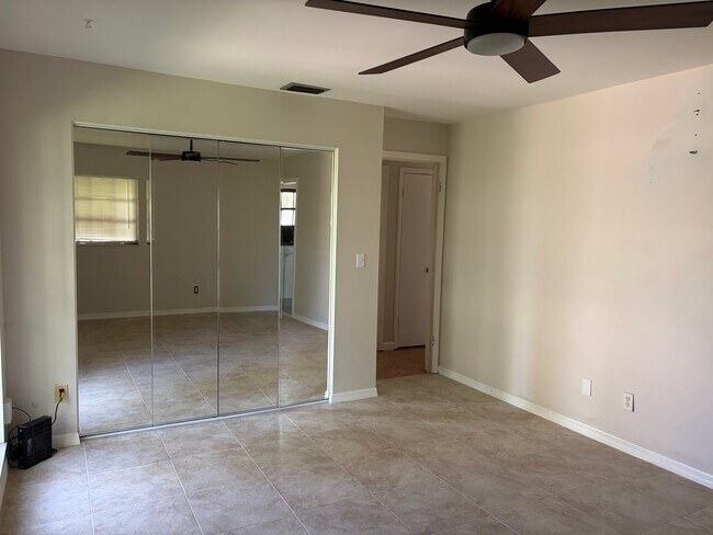 Building Photo - 217 Dickens Ave