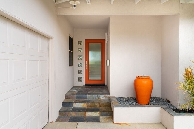 Building Photo - Updated Mid Century Home in Rancho Palos V...