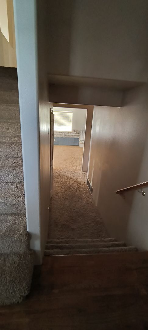 Building Photo - Spacious single family home in a quiet neighborhood