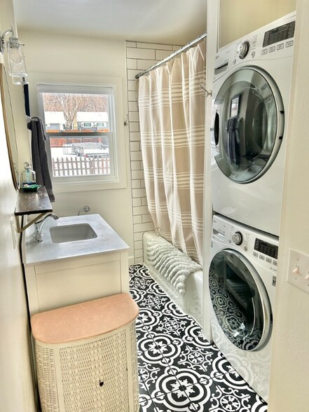 Building Photo - 1237 Yale Ave