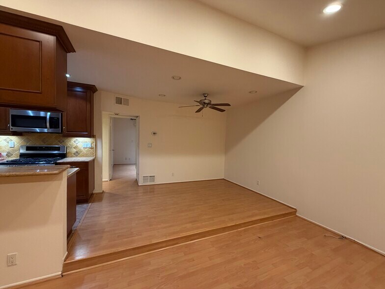 Building Photo - 1523 E Windsor Rd