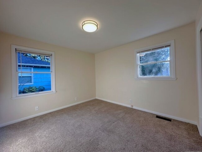 Building Photo - Gorgeous 2-Bedroom Rambler in heart of Fir...