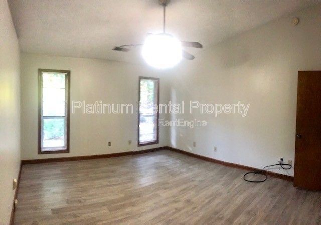 Building Photo - 1331 Bailing Dr