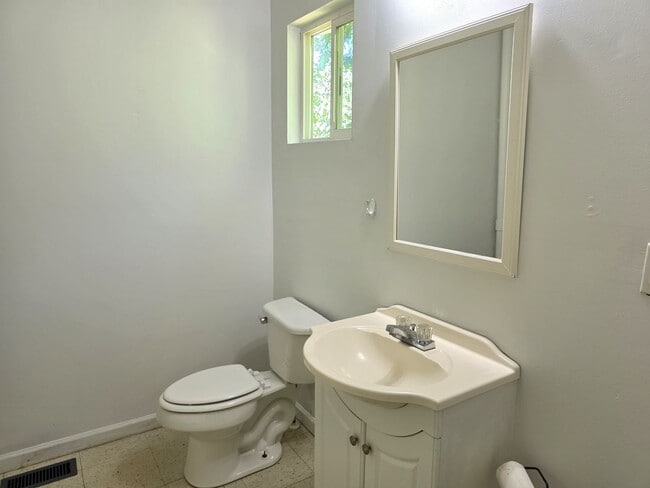 Building Photo - 2 Bed 1 Bath House - Rolling Hill Rd Mount Airy