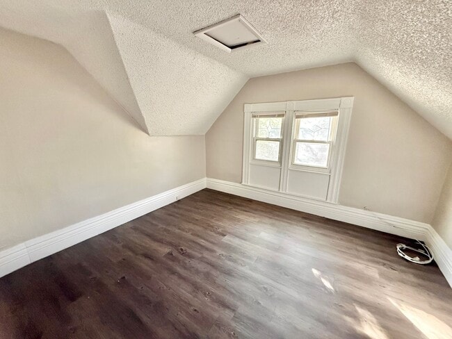 Building Photo - 1115 W 11th St