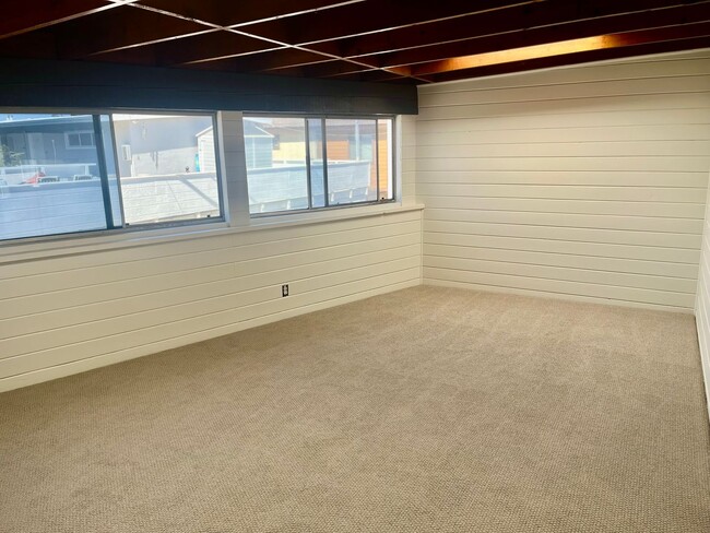Building Photo - Bright 1.5 bed / 1 bath upstairs apartment...