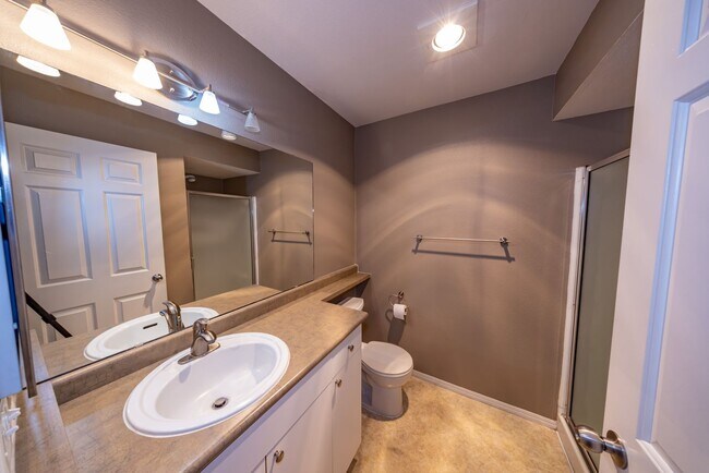 Building Photo - Townhome-Style Condo at Columbia Shores - 3 Bedroom