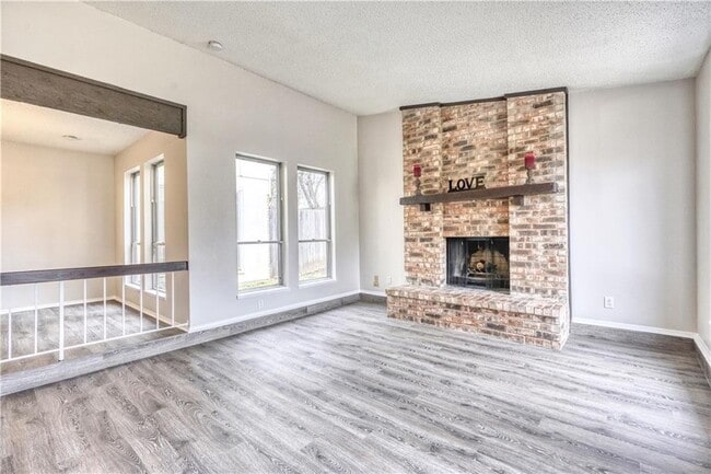 Building Photo - Large single story home in Bedford