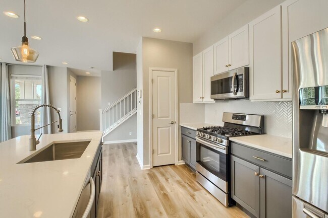 Building Photo - 3 Bed 2.5 Bath End Unit Home with FENCED Y...