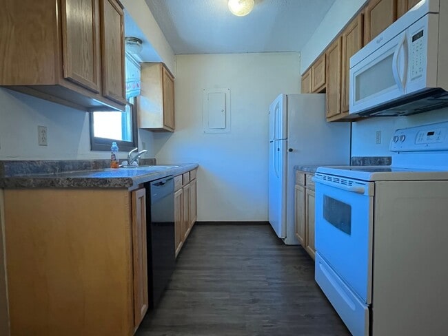 Building Photo - 1509-1511 East Nye Street (Bravo Team)