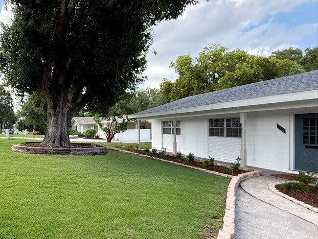 Building Photo - 904 15th St NE