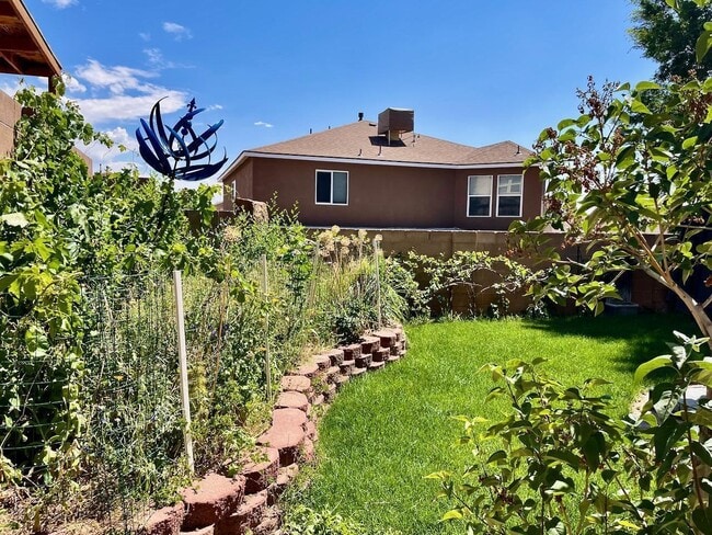 Building Photo - 12408 Mangas Trail NE