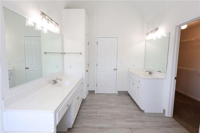 Building Photo - 1056 Oak Hollow Ct