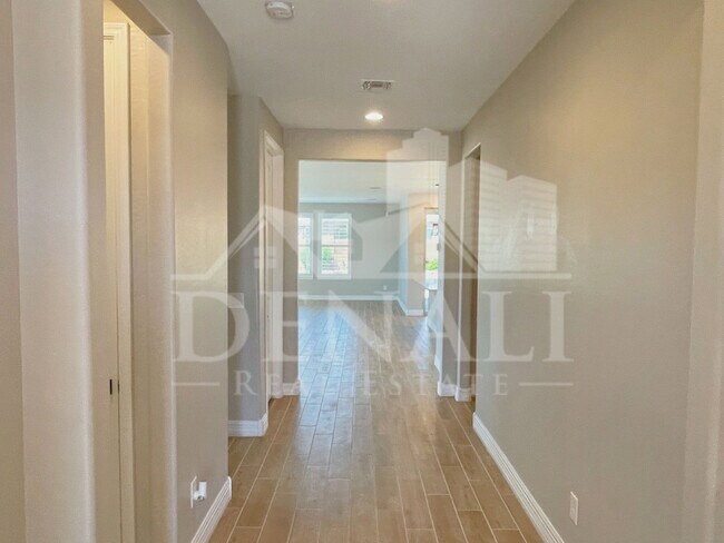 Building Photo - 13648 N 144th Dr