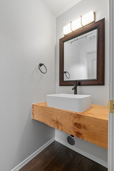 Building Photo - 4802 Nassau Ave NE