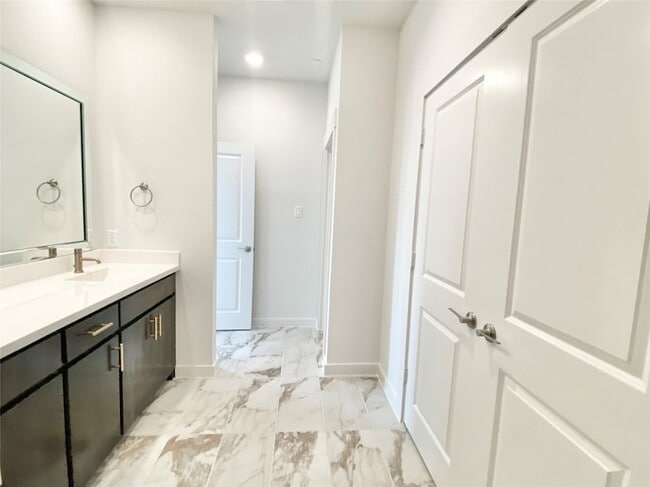 Building Photo - 837 Emerling Dr