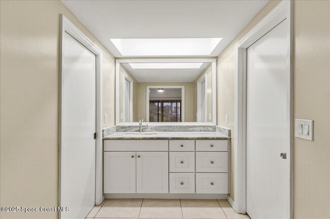 Building Photo - 6165 S Mirror Lake Dr