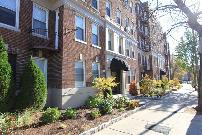 Building Photo - 1BD + HEAT & HW * BRIGHTON *