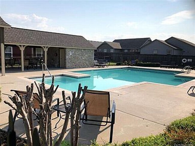 Building Photo - 3 Bed | 2 Bath in Owasso!