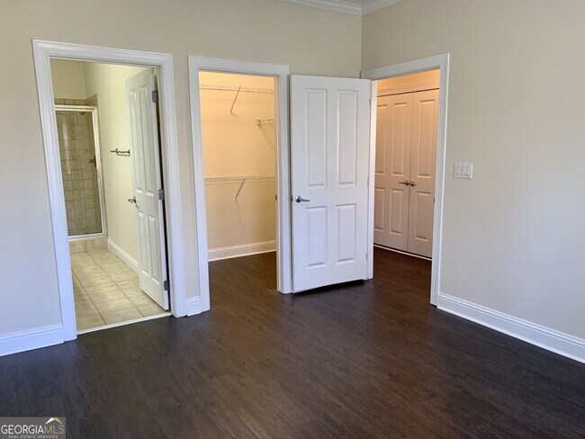 Building Photo - 5460 Glenridge View NE