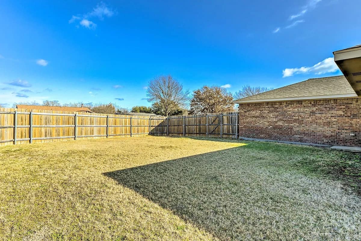 Building Photo - Room in House on Canyon Oaks Dr