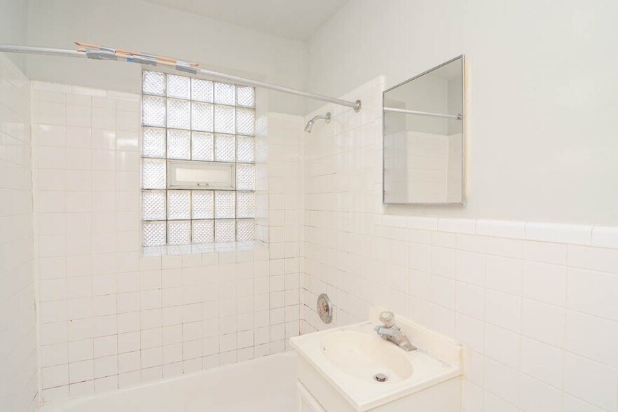 Building Photo - 533 W Roscoe St