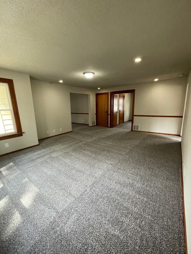 Building Photo - Remodeled 3 Bedroom , 1 Bath Home!