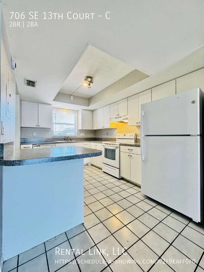 Building Photo - 706 SE 13th Ct