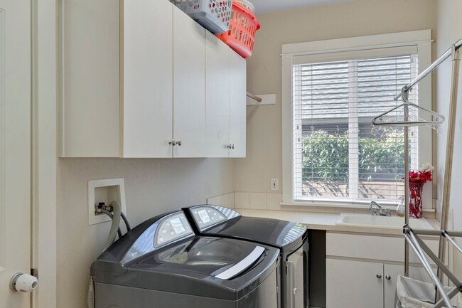 Building Photo - Lovely 4 bedroom home with neighborhood pool