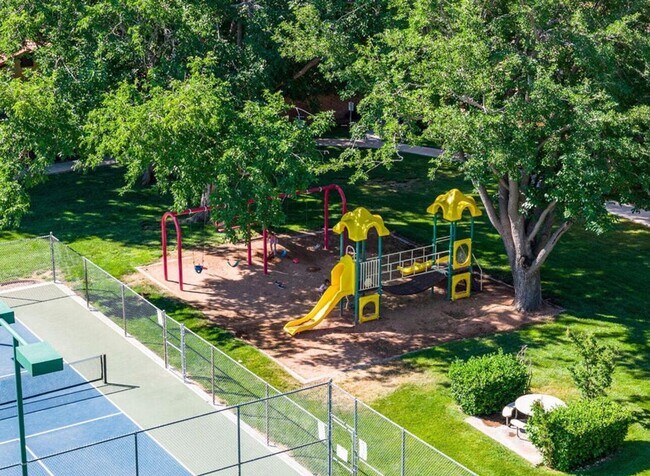 Building Photo - Single-Level Home with Community Pool, Gym...