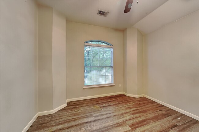 Building Photo - 10931 S Falls Terrace
