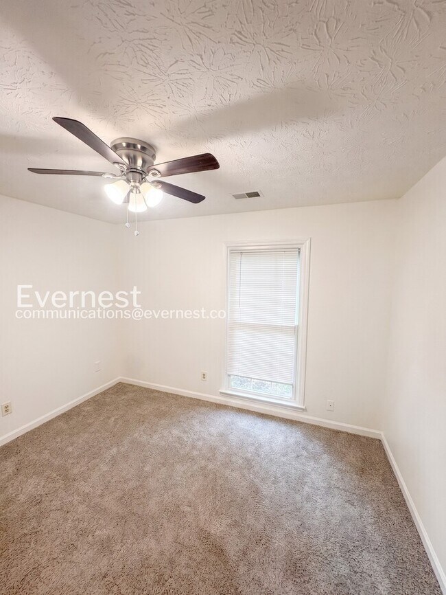 Building Photo - Spacious  Home with Deck, Patio, and Garage! / 3 Bed, 2 Bath / Available now!
