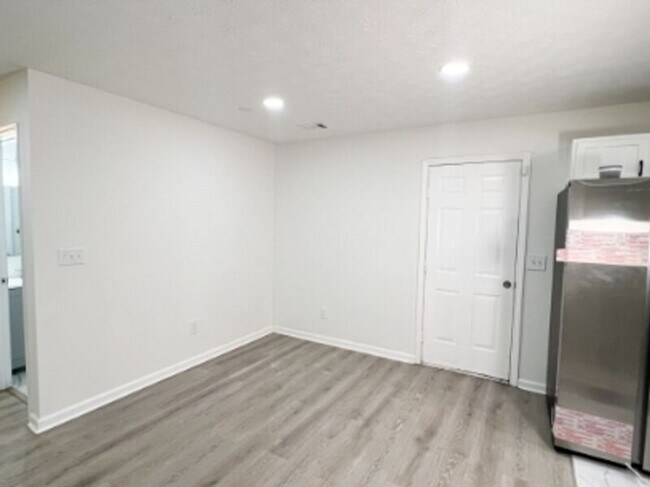 Building Photo - 7155 Pineneedle Dr SW