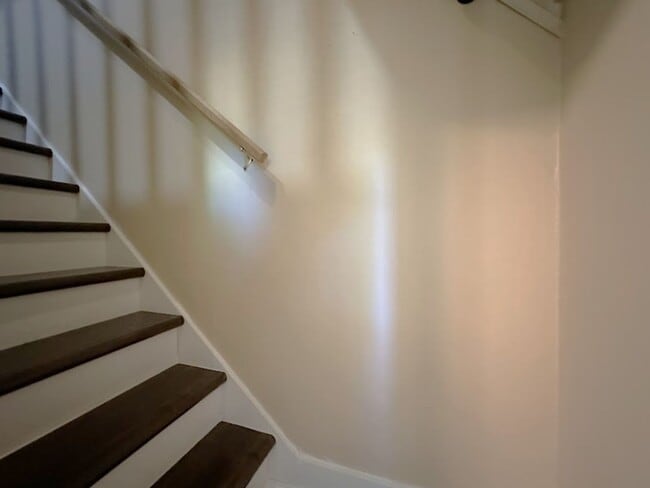 Building Photo - Gorgeous mature home with loads of charm o...