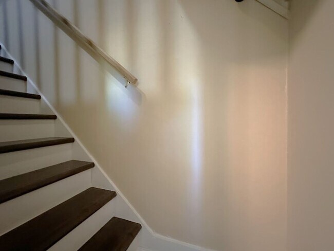 Building Photo - Proctor District 3 Bedroom With Fully Fenc...