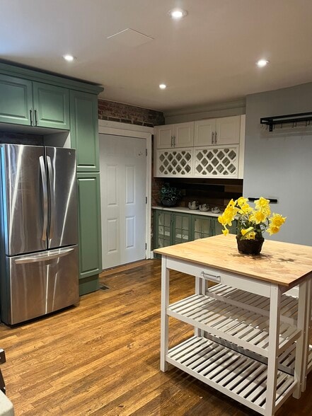 Kitchen w/new appliances - 223 Jackson St