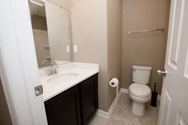 Building Photo - Like new 3 bedroom 2.5 bath townhome is Oa...