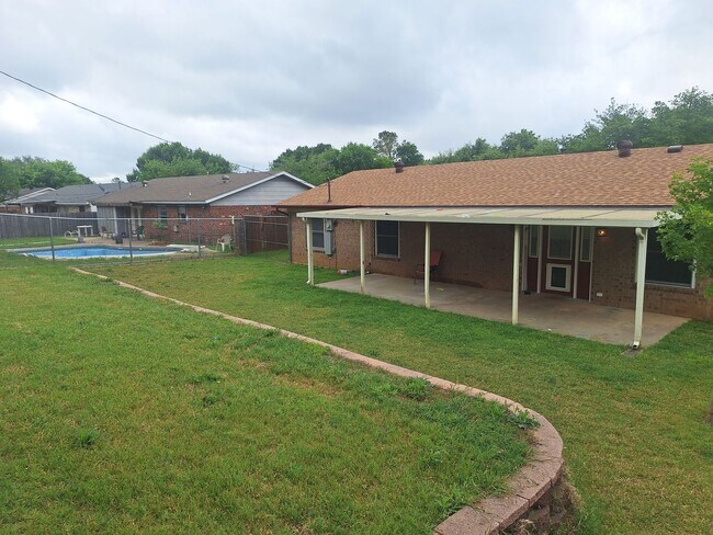 Building Photo - 3BR/2BA Home with Private Yard in Crowley