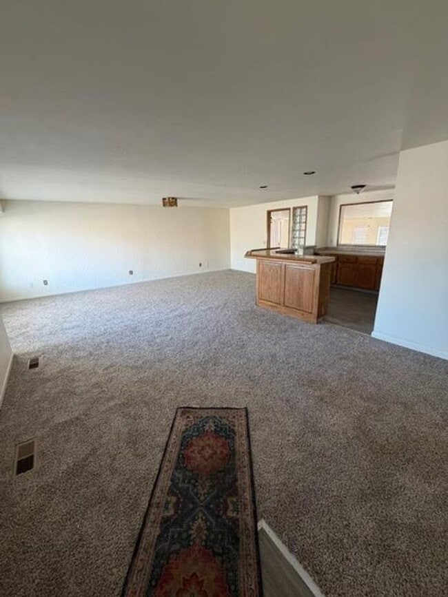 Building Photo - Charming 3 Bedroom Home