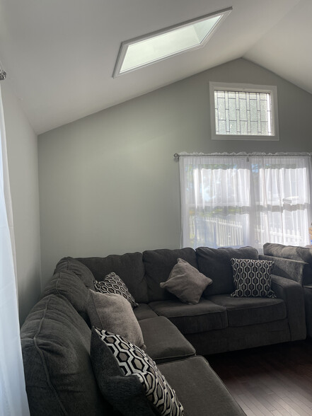 Living Room - 35 Taylor Pl