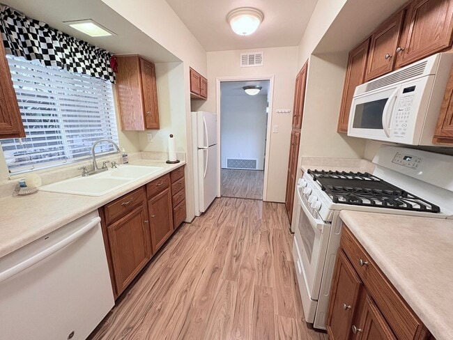 Building Photo - Lovely 2 Bedroom and 2 Bathroom Condo w/ Den! Lots of Space! *SPECIAL OFFER 1/2 Off First Month's...