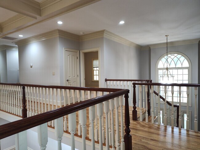 Building Photo - Stunning home located in the Popular Piper Glenn Community!
