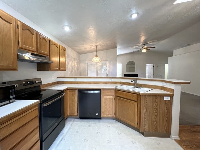 Building Photo - Adorable 3 bed 2 bath home in the Coventry Manor Subdivision just off W State St and N Hartford.