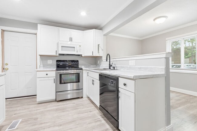 Building Photo - Move In Ready Norfolk Home!!