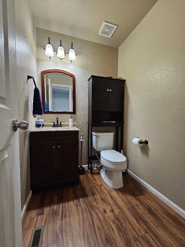 Building Photo - 9585 Castle Oaks Dr